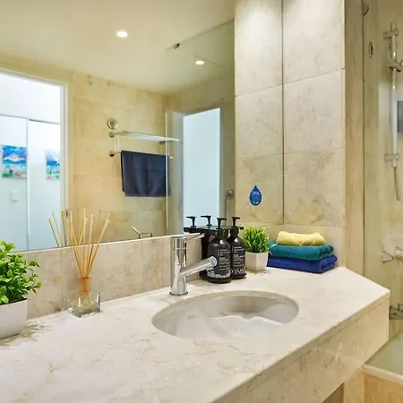 Stay In The Heart Of Surfers Gold Coast Exterior photo
